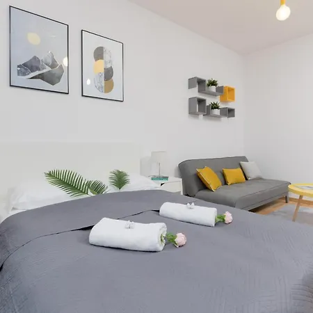 Wola With Parking Near Nocny Market By Renters
