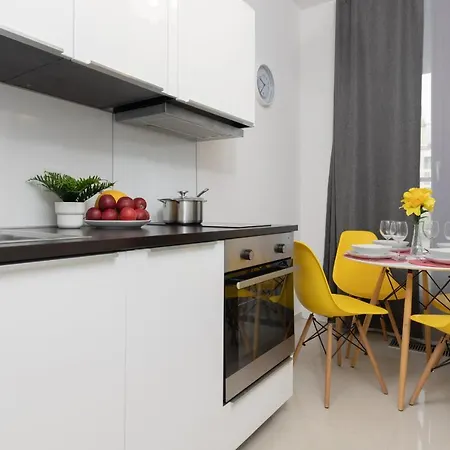 Wola Near Nocny Market By Renters ワルシャワ